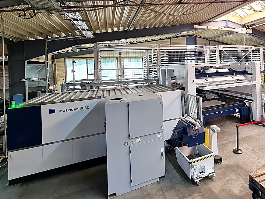 TRUMPF TruLaser 3030 mit Stopa-Blechlager in der Fertigungshalle