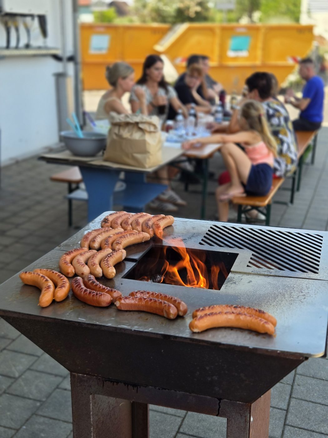 Grillen mit dem EGU-Team vor der Halle